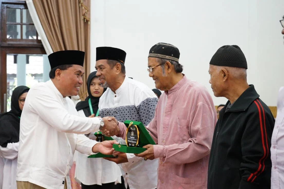 Asisten Pemerintahan dan Kesra, Ismail menyerahkan penghargaan kepada pengurus masjid dan surau dengan nilai infaq dan zakat terbesar di Kota Pontianak.